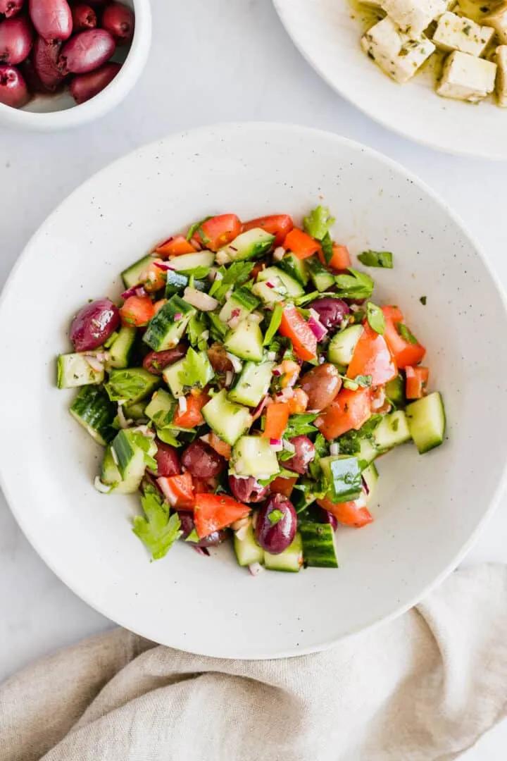 Griechischer Salat (mit oder ohne Feta - vegane Option) | Aline Made