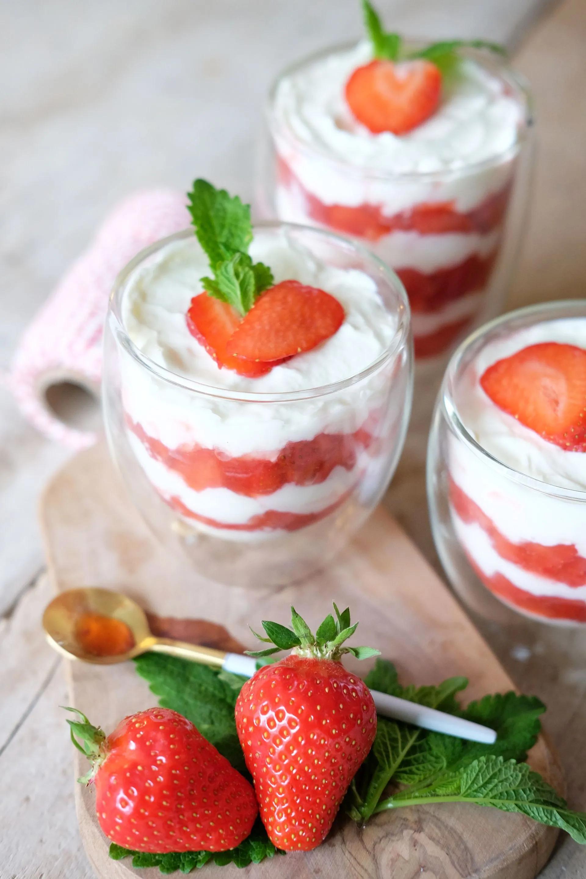 Erdbeeren mit Sahne und Quark – eine Dessert aus meiner Kindheit ...