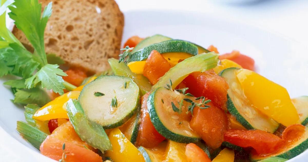 Ratatouille-Salat mit Röstbrot - einfach &amp; lecker | DasKochrezept.de