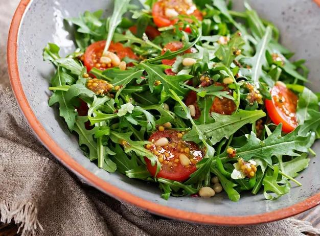 Diätmenü. vegane küche. gesunder salat mit rucola, tomaten und ...