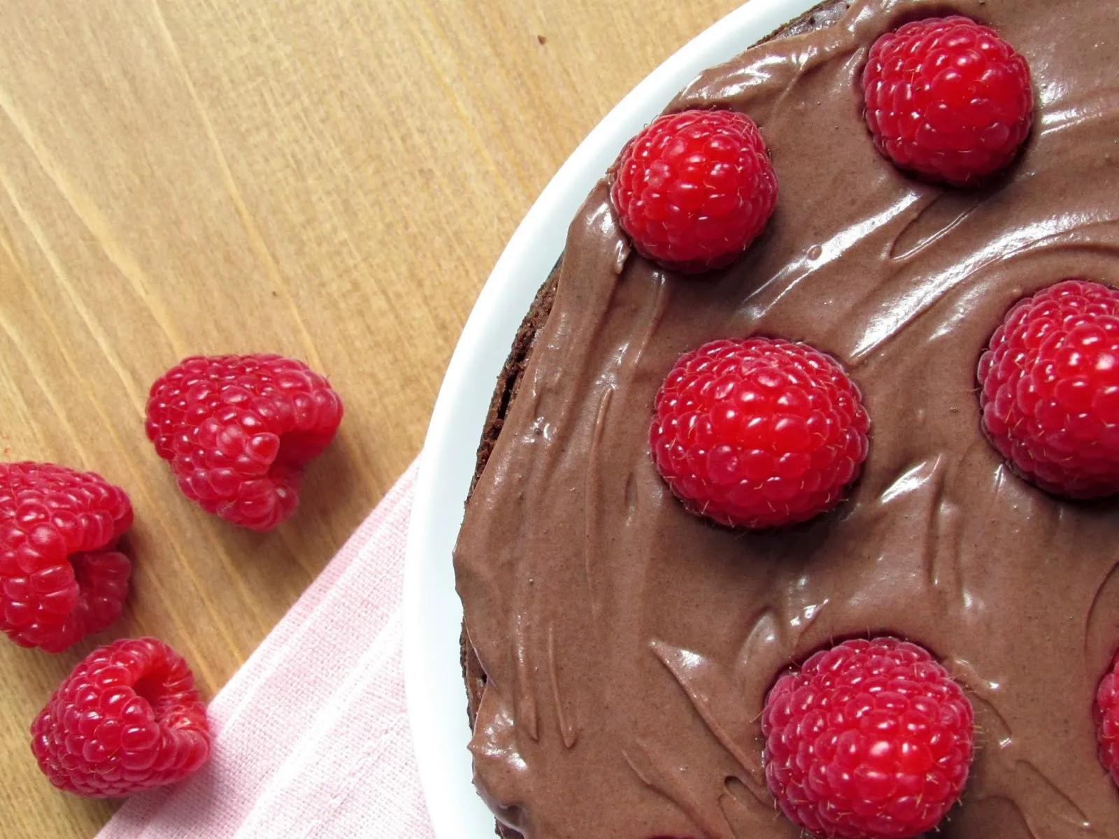 La vie gourmande: Brownie-Kuchen mit Schoko-Frosting und Himbeeren