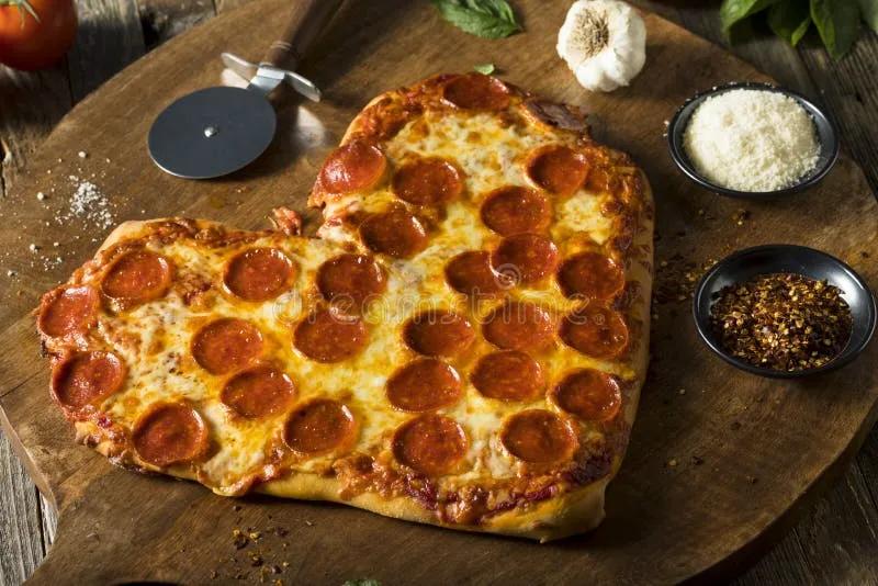 Selbst Gemachtes Herz-geformte Pepperoni-Pizza Stockbild - Bild von ...