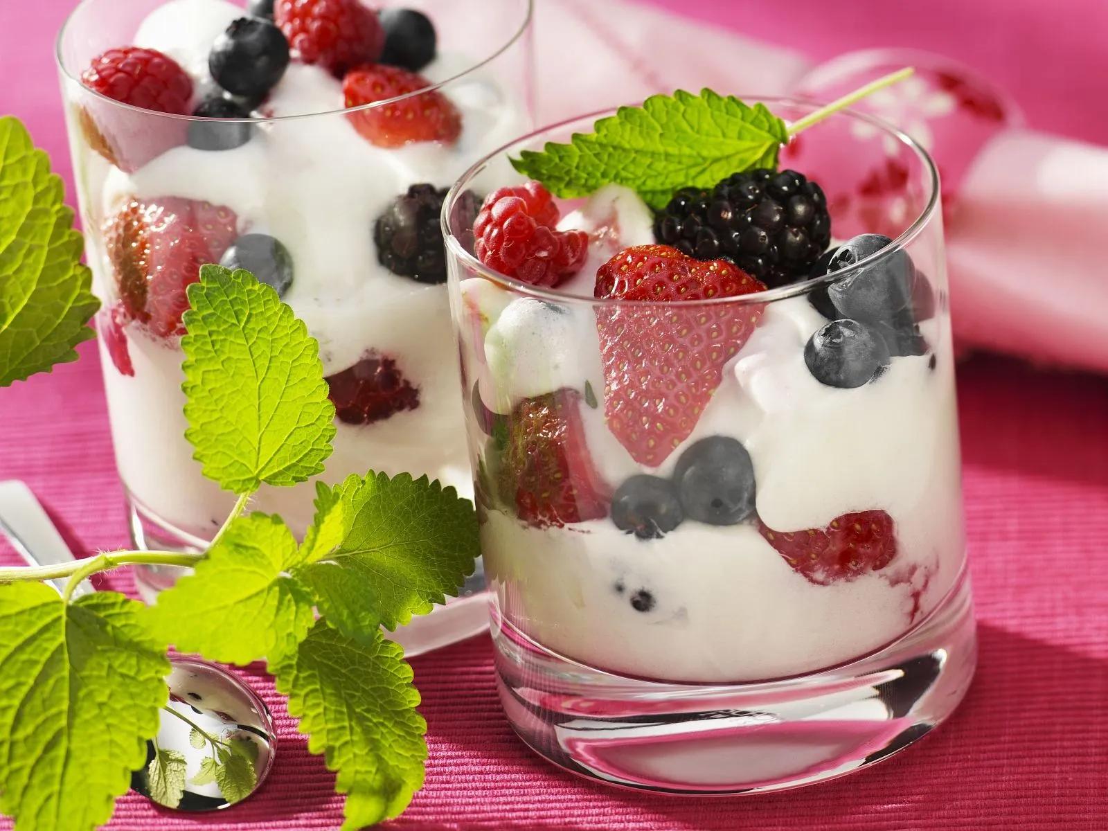 Beeren-Joghurtcreme: Erfrischend und leicht Rezept | EAT SMARTER