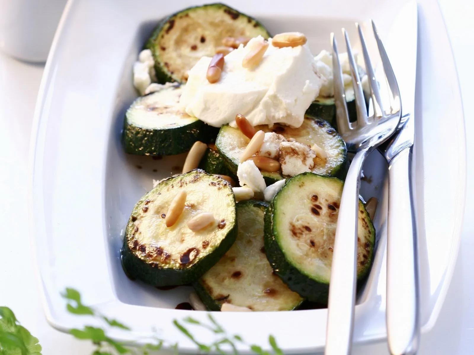 Gebratene Zucchini mit Feta und Pinienkernen Rezept | EAT SMARTER