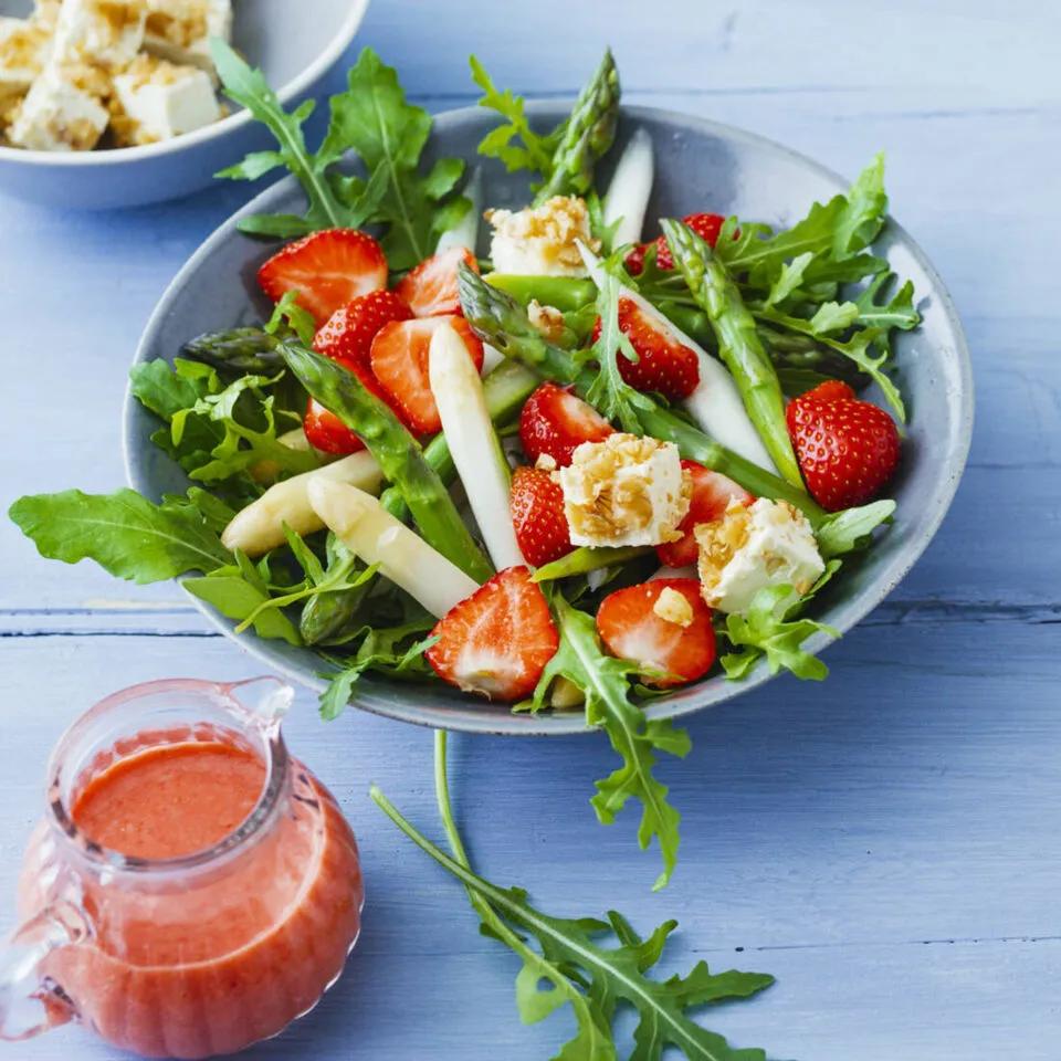 Erdbeer-Spargel-Salat mit Walnussfeta Rezept | Küchengötter