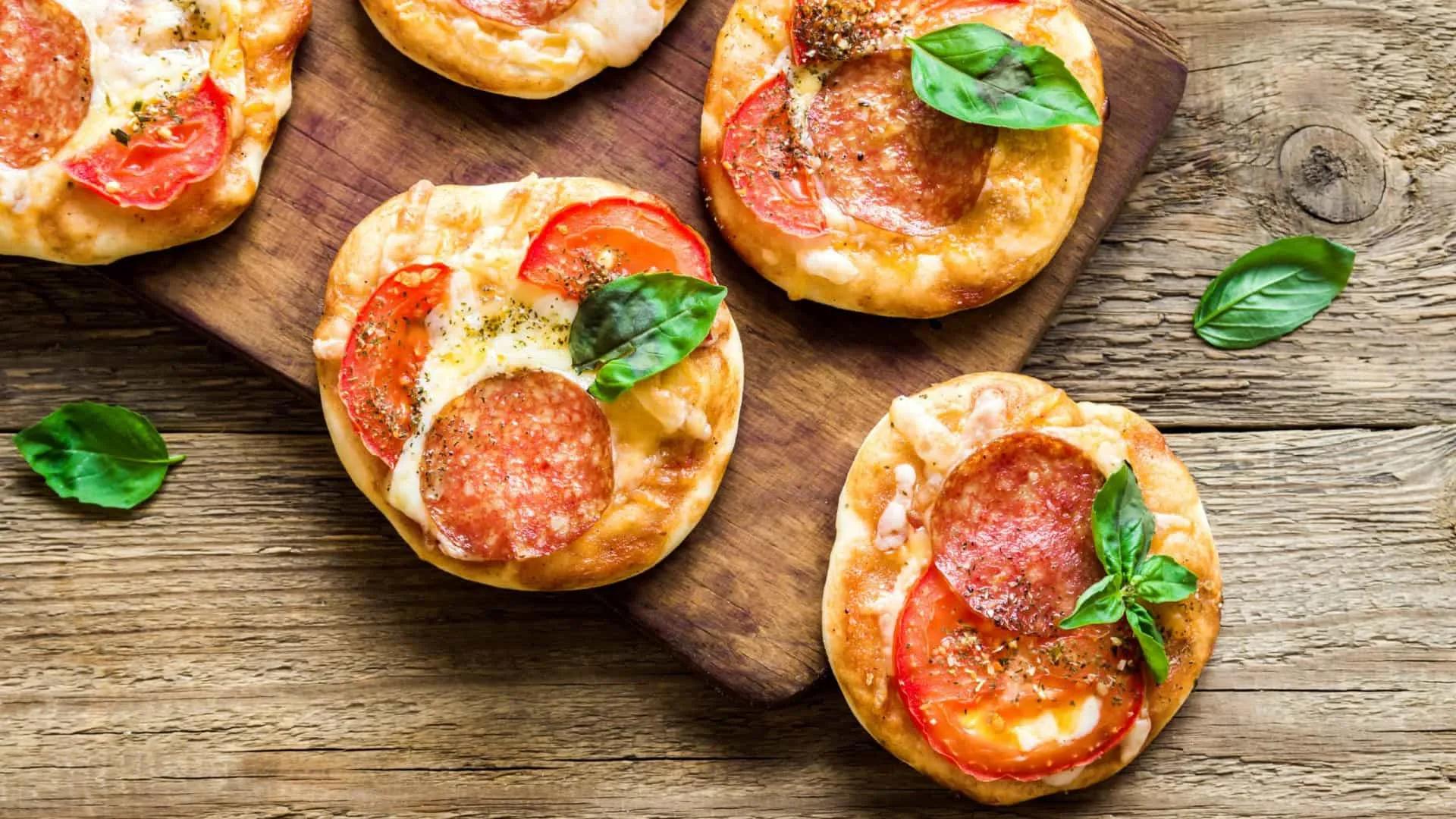 Receita do dia: Aprenda a fazer deliciosas mini-pizzas de ...