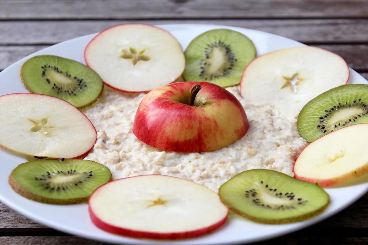 Vanille-Protein Porridge mit Apfel und Kiwi | Overnight-Oats