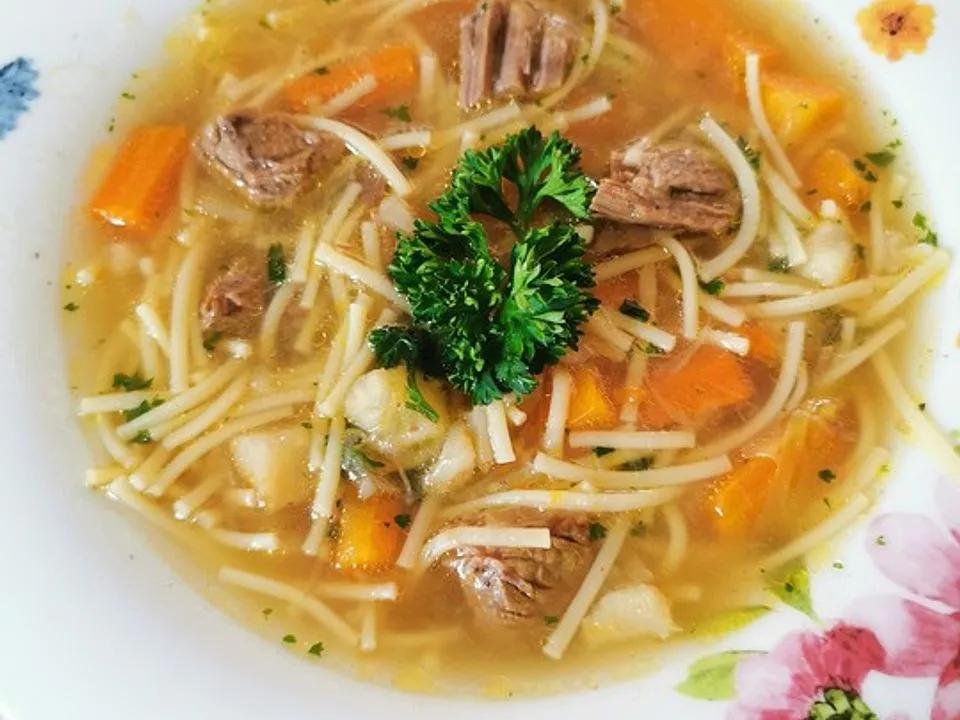 Rindfleischsuppe mit Nudeln und Gemüse von Roseanne | Chefkoch