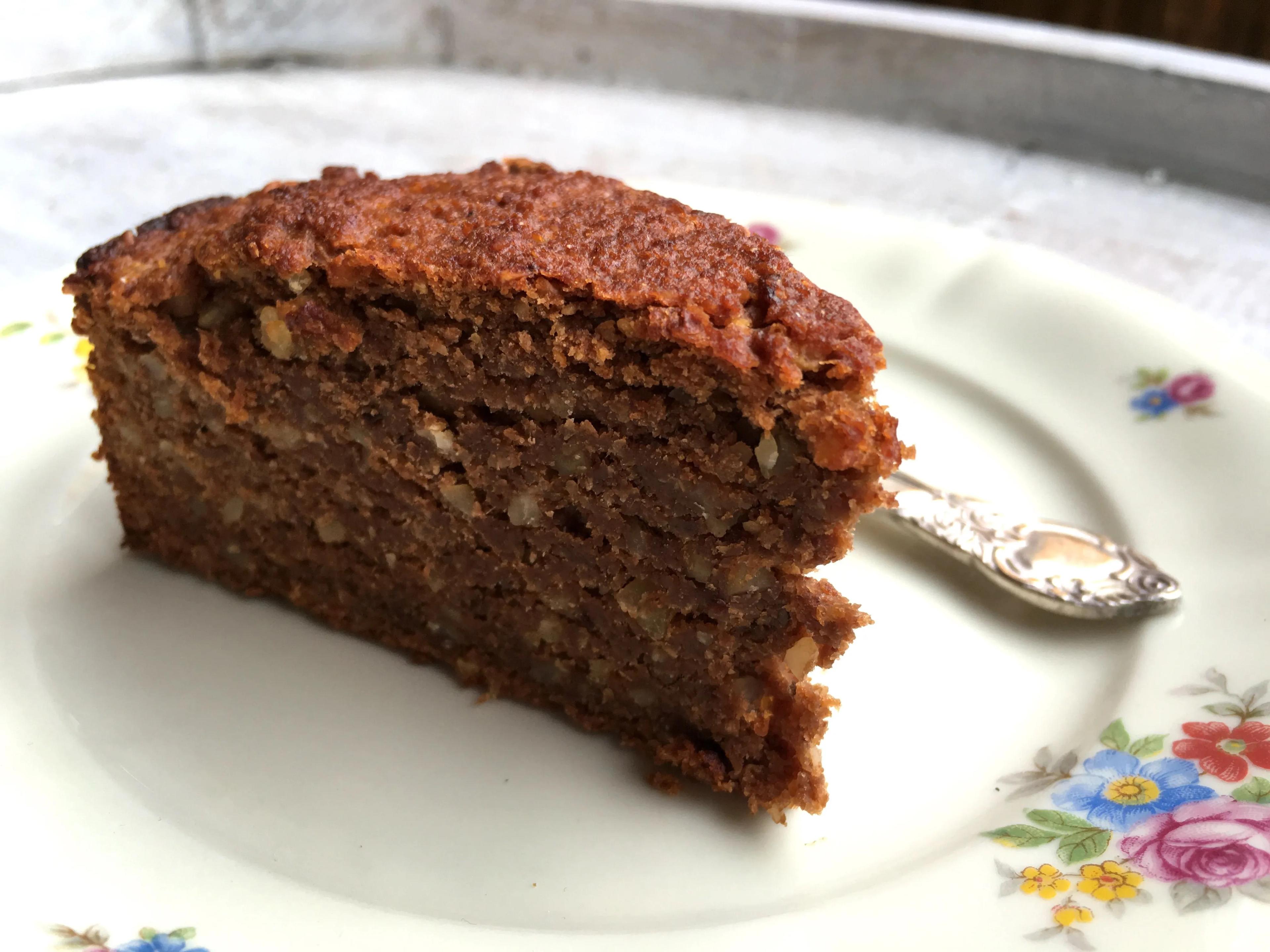 Veganer saftiger Schokoladen Nuss Kuchen auf Basis von Karotte-Apfel ...