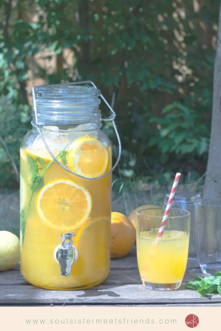 Selbstgemachte Limonade aus Orangen und Zitronen mit einem Hauch von ...