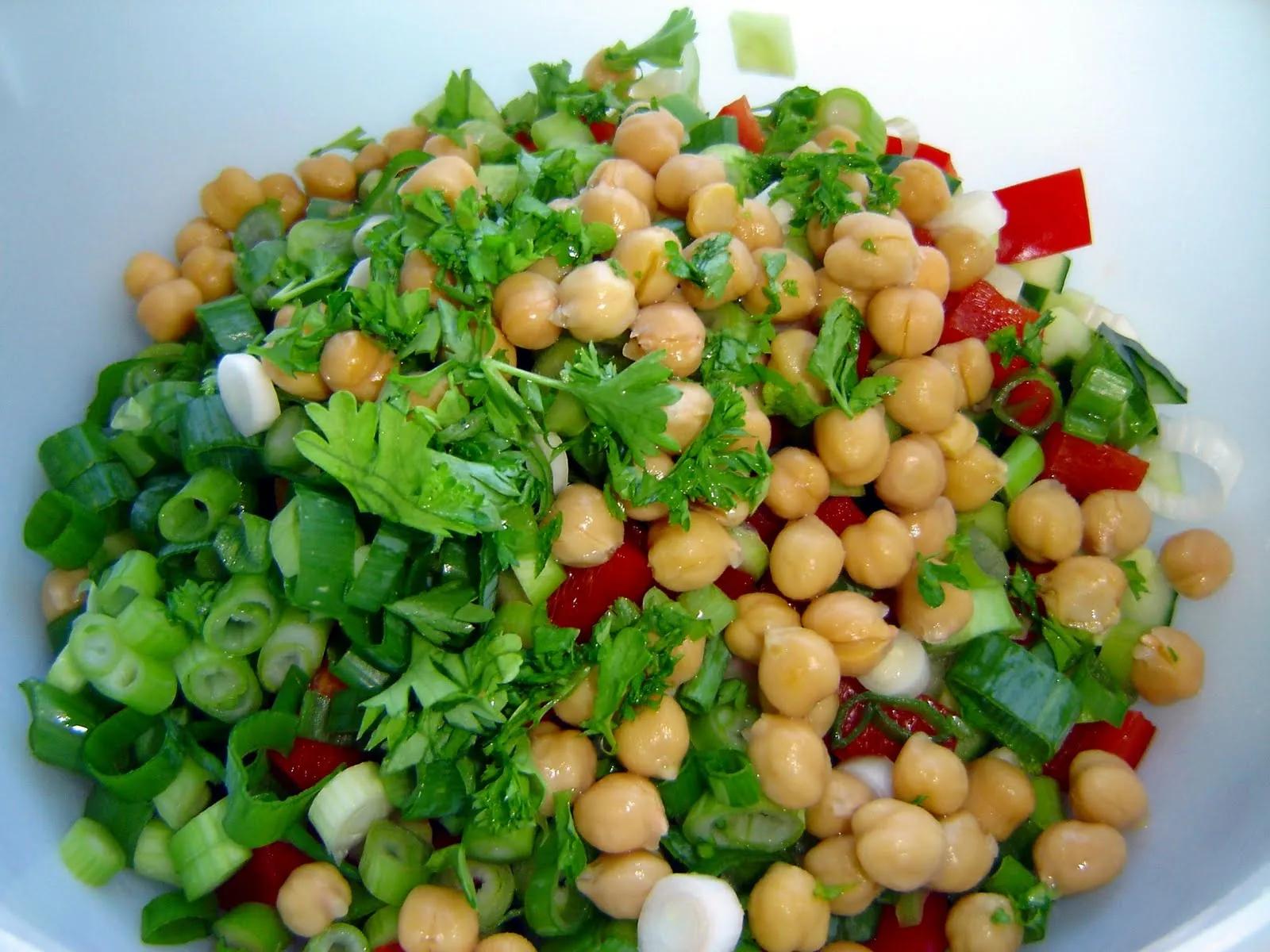 vegetarischer Couscous-Salat mit Kichererbsen | Essen und Trinken
