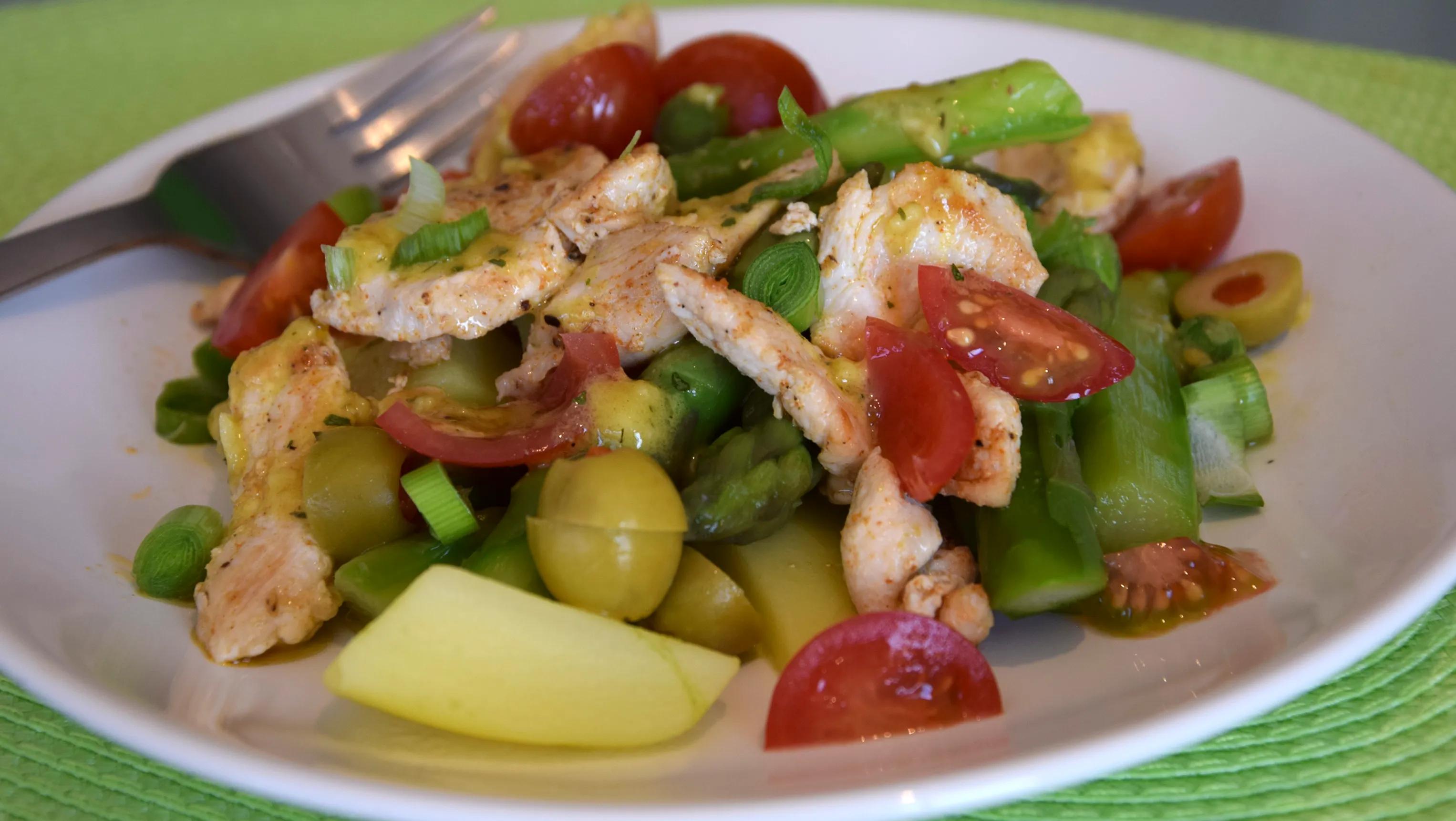 Frühlingshafter Spargel-Poulet Salat mit Kartoffeln | pastamici