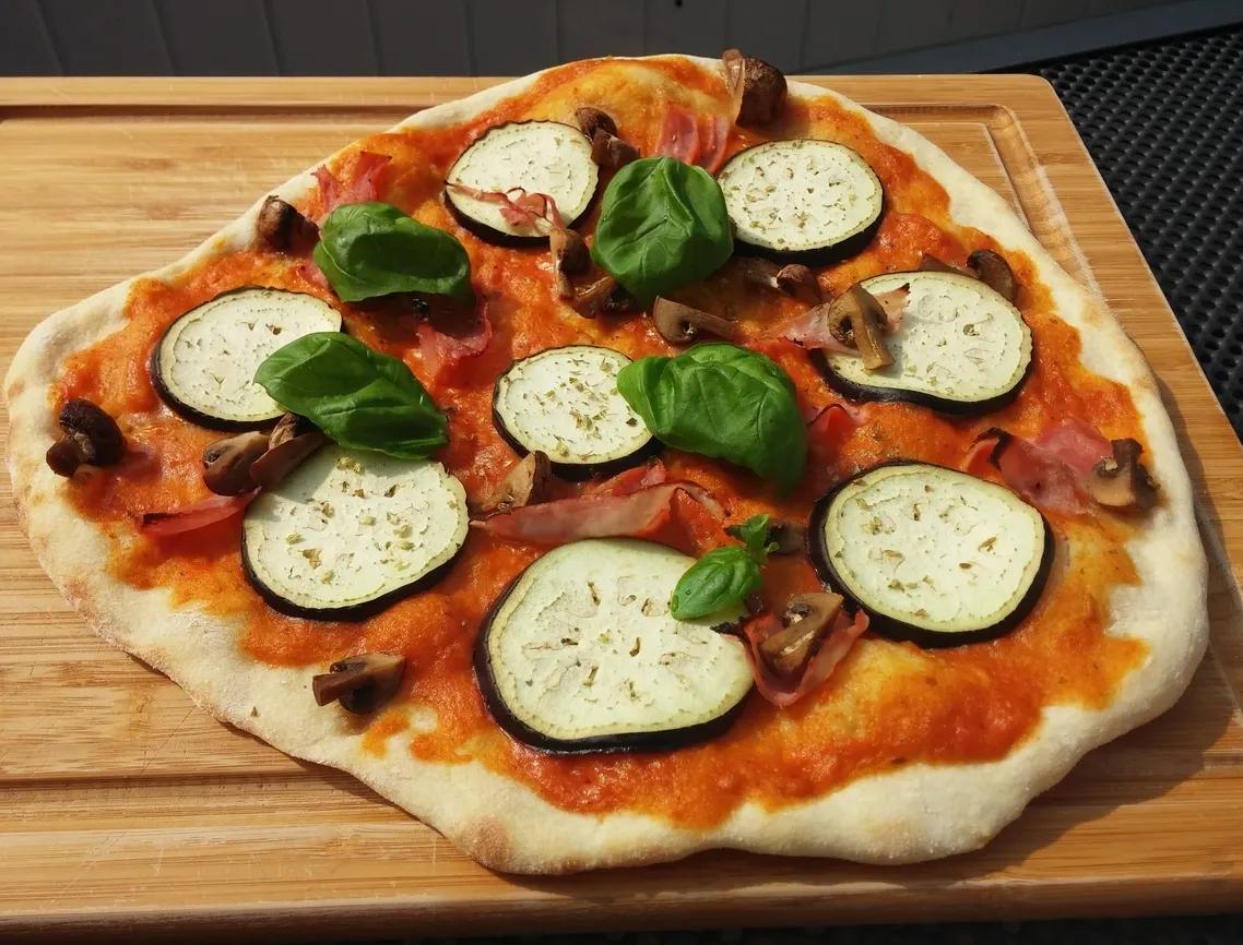 Pesto-Pizza mit Aubergine, Champignons und Schinken - arne-grillt.de ...