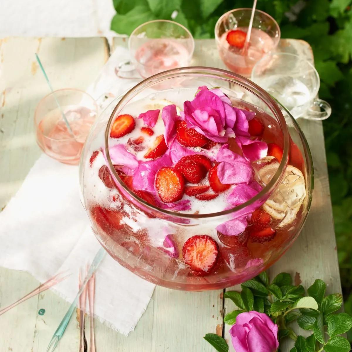 Erdbeer-Rosen-Bowle | Rezept | Bowle rezept, Erdbeer bowle und Getränke ...