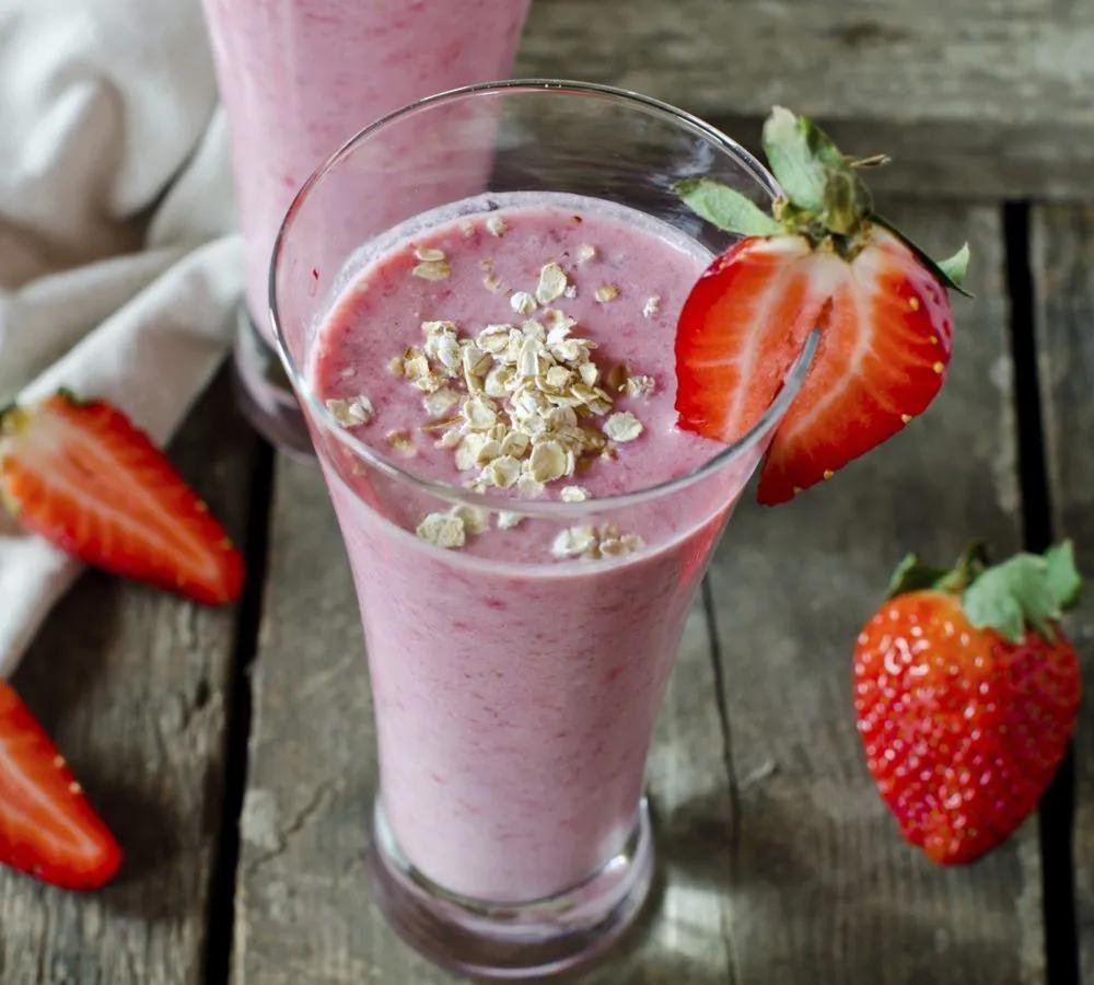 Video: Rezept Erdbeer-Smoothie | Erdbeer smoothie, Lebensmittel essen ...