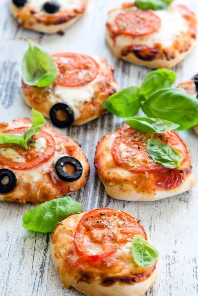 Rezept-Mini-Pizza-mit-Mozarella-Tomatensauce-BAsilikum-Oliven-Käse-7 ...