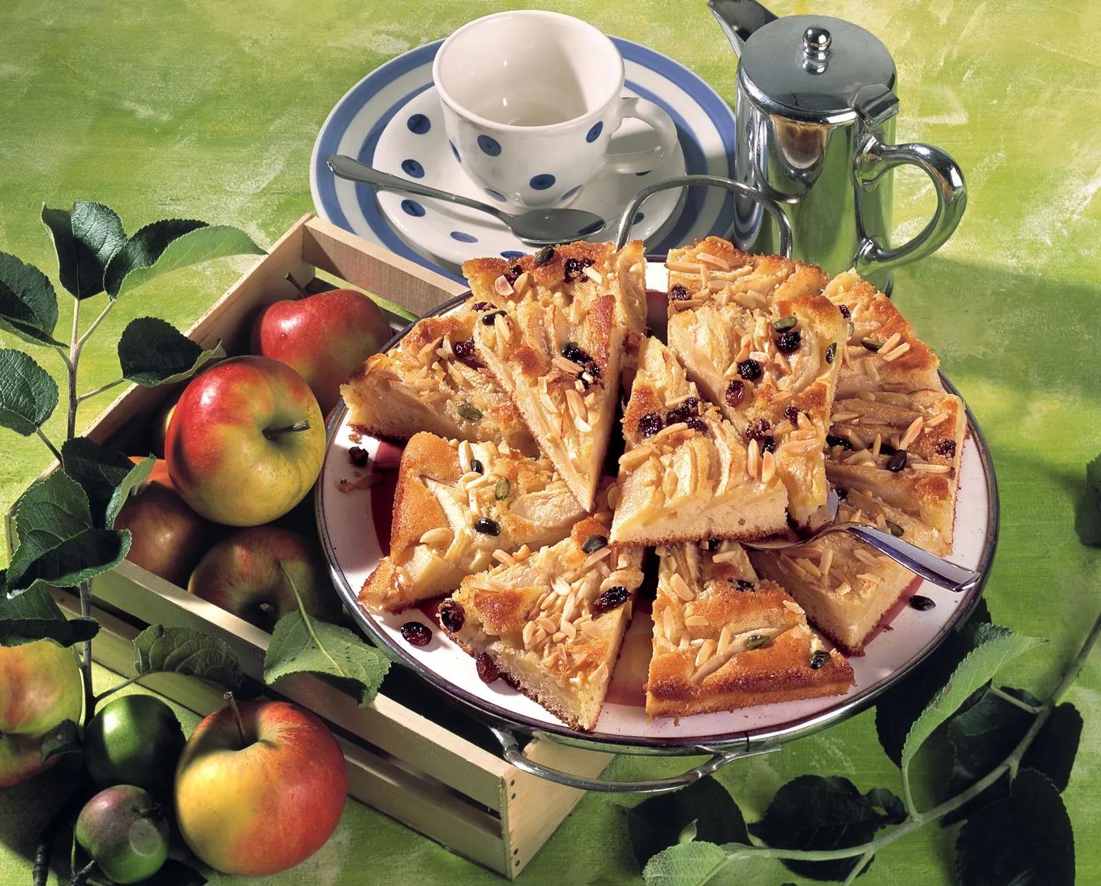 Saftiger Apfel-Blechkuchen Rezept | EAT SMARTER