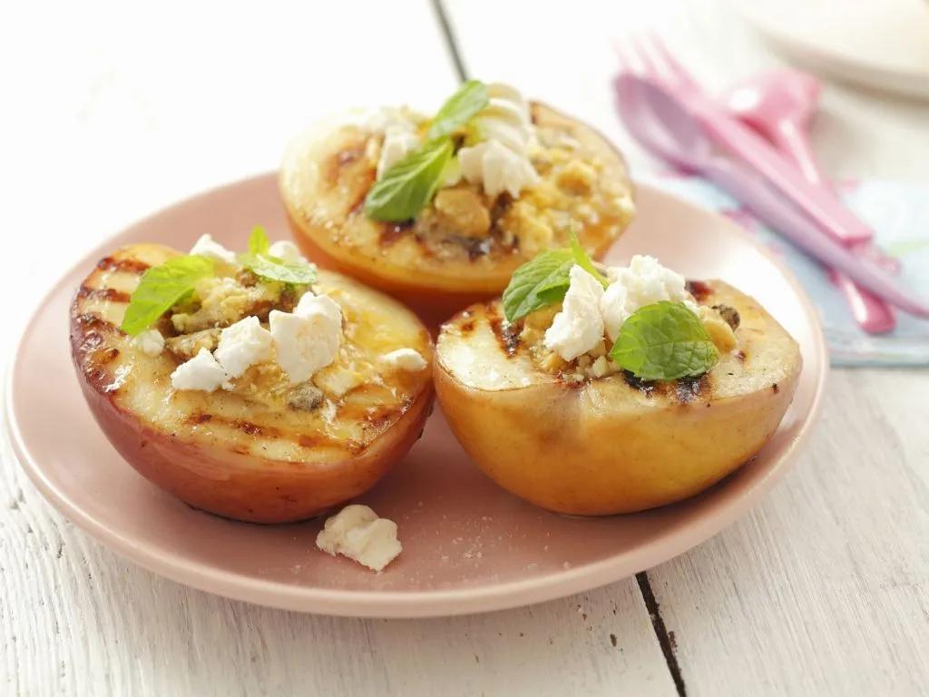 gegrillte Pfirsiche mit Baiser Rezept | EAT SMARTER