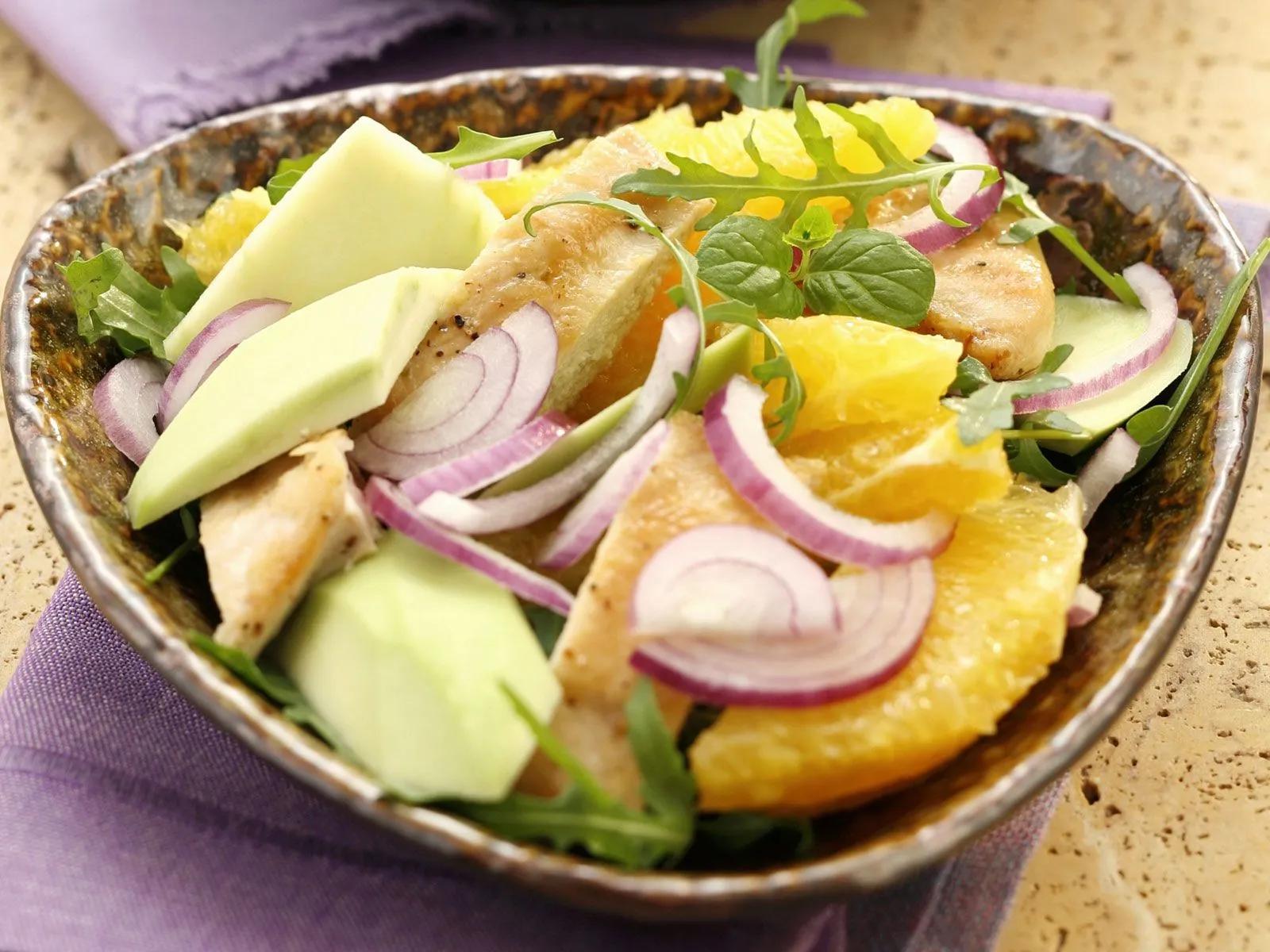 Hähnchen-Orangen-Salat mit Avocado und Rucola Rezept | EAT SMARTER