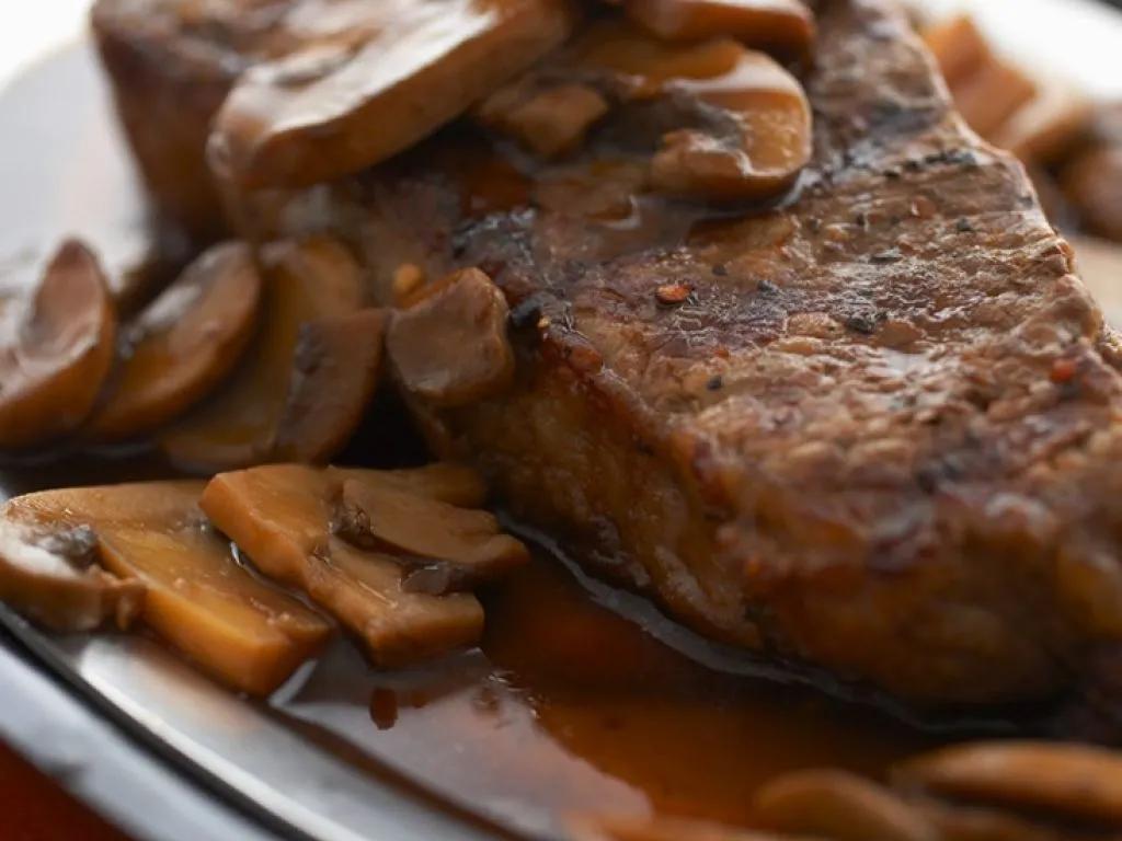 Steak mit Champignonsauce Rezept | EAT SMARTER