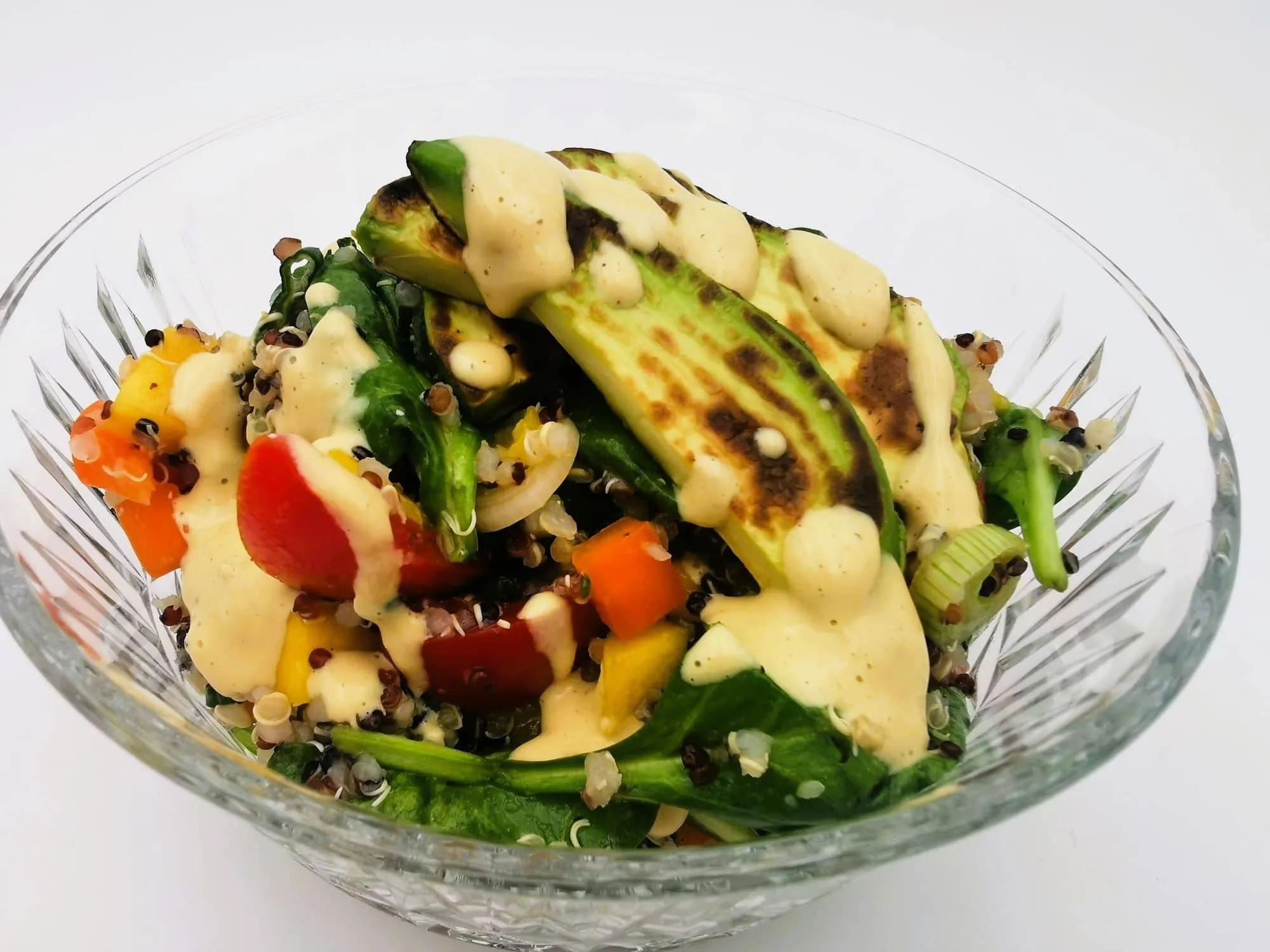 Fruchtig bunter Quinoa-Salat mit gegrillten Avocados - Leben in Balance