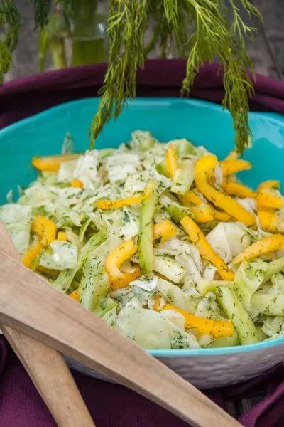 Krautsalat mit Paprika und grüner Gurke Veggie Recipes, Cooking Recipes ...