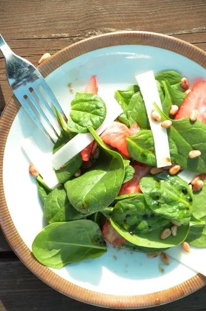 Blattspinat mit Ziegenkäse und Erdbeeren als fruchtiger Salat | Rezept ...
