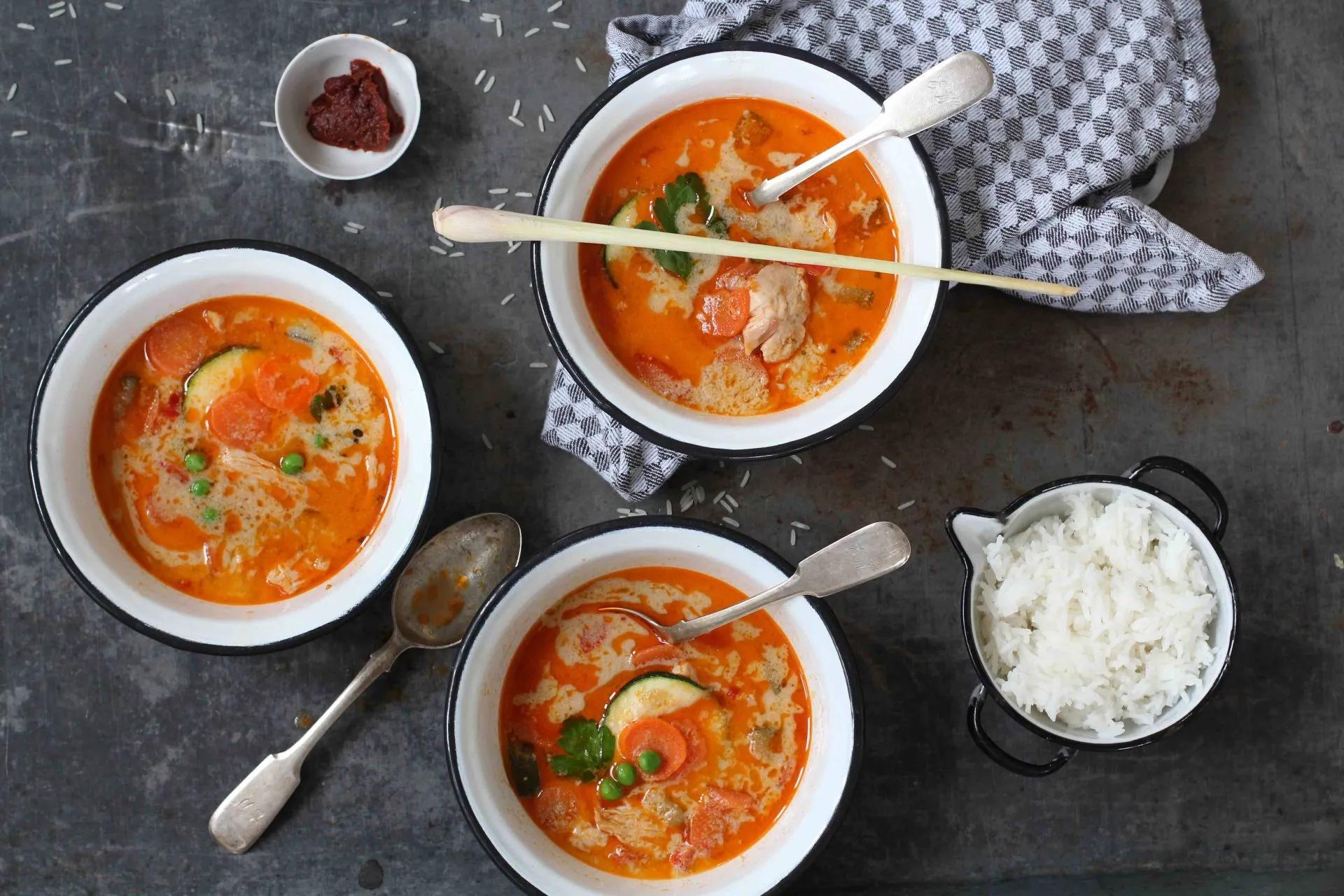 Tom Kha Gai: Thailändische Kokossuppe | Dee&amp;#39;s Küche