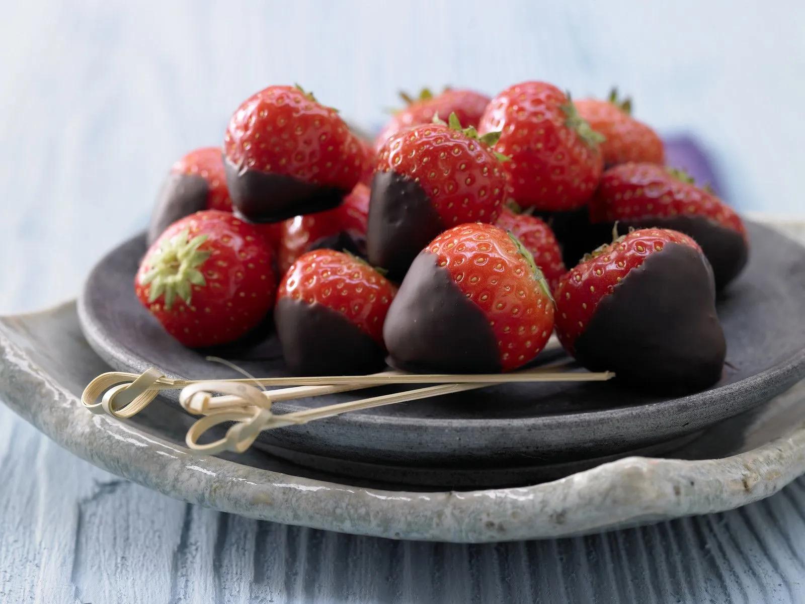 Schoko-Erdbeeren mit Kardamom Rezept | EAT SMARTER