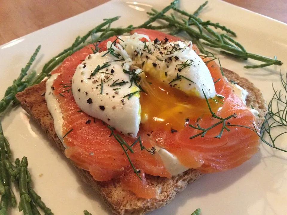 Pochiertes Ei mit Lachs und Meerrettichcreme auf Toast nach Fiefhusener ...