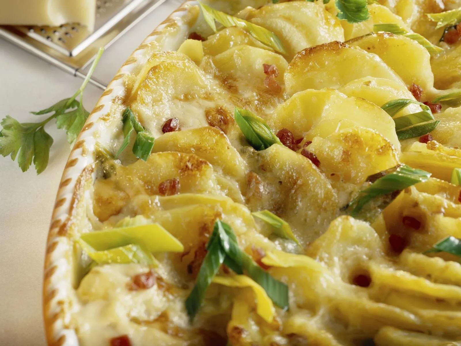 Kartoffelgratin mit Käse, Schinken und Lauchzwiebeln Rezept | EAT SMARTER