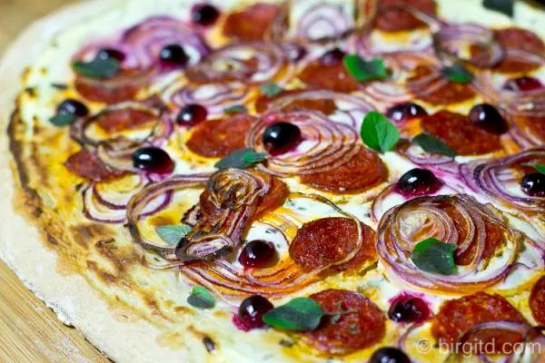 Knusprig-würziger Flammkuchen mit Chorizo und Cranberries | Birgit D