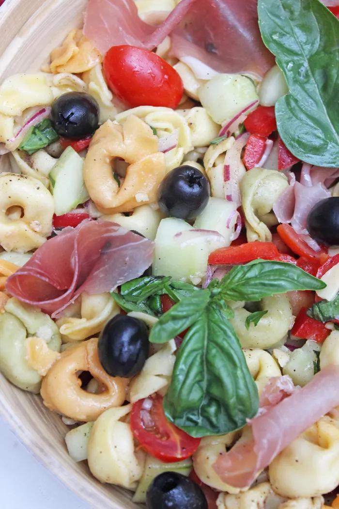 Mega leckerer Tortellini-Salat mit Prosciutto und Oliven