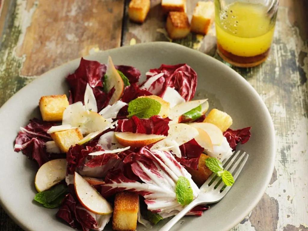 Radicchio-Birnen-Salat mit Croûtons und Parmesan Rezept | EAT SMARTER
