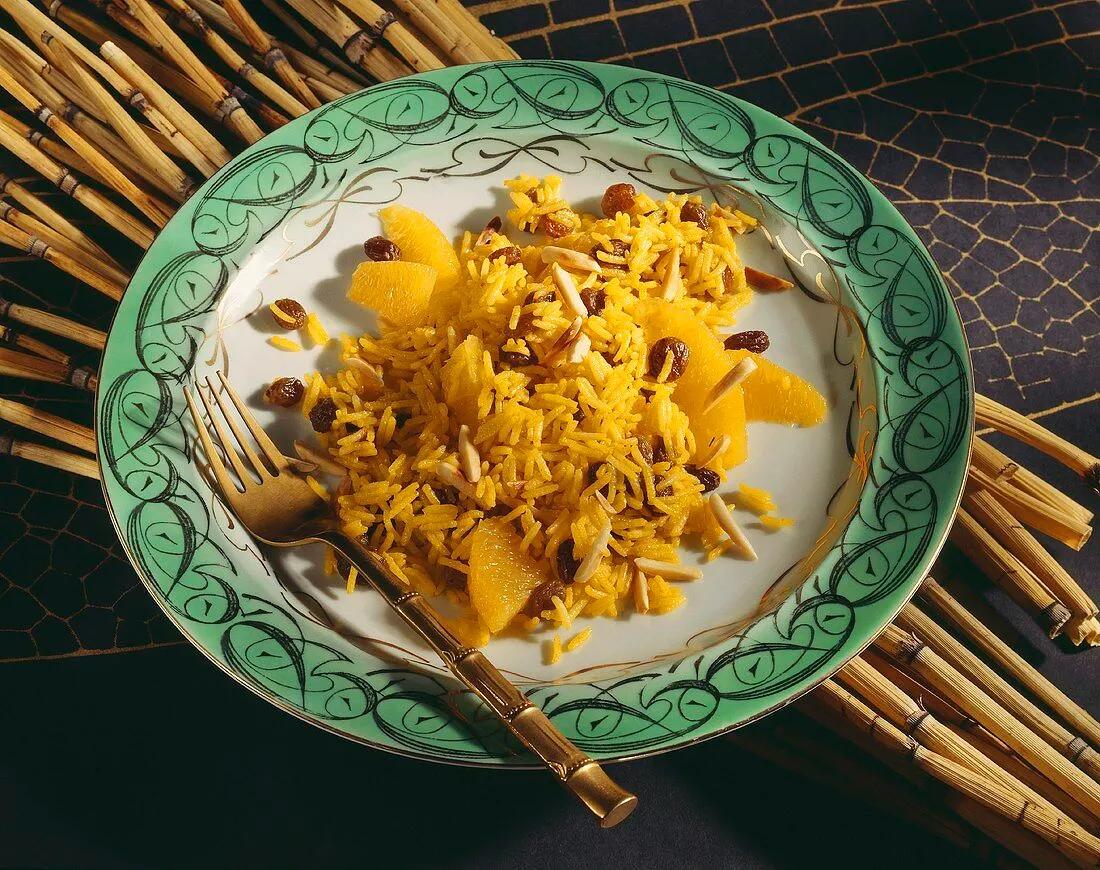 Curryreis mit Orangen; Rosinen &amp; Mandeln – Bilder kaufen – 103069 StockFood