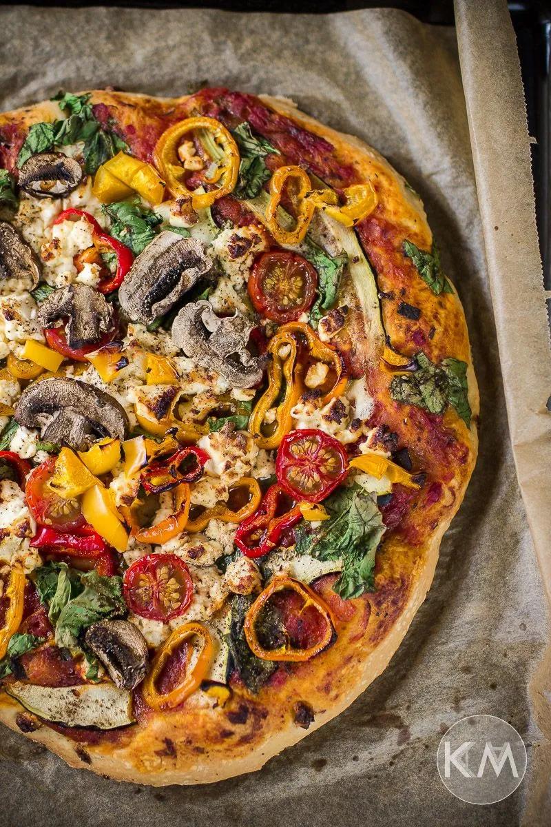 Veggie Pizza mit Schafskäse, Paprika und Champignons | Rezept ...