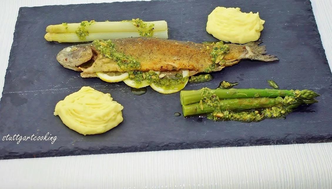 stuttgartcooking: Gebratene Forelle mit Spargel an Zitronen-Petersilien ...