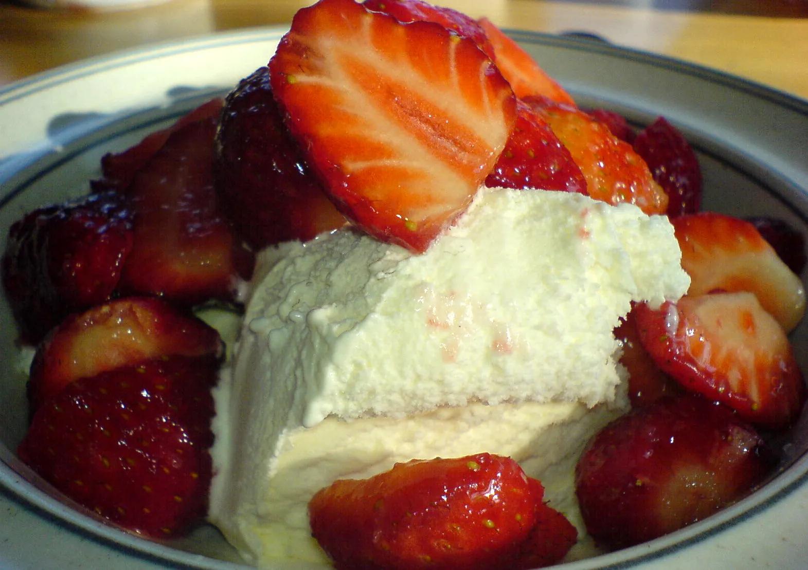 File:Strawberry ice cream dessert.jpg