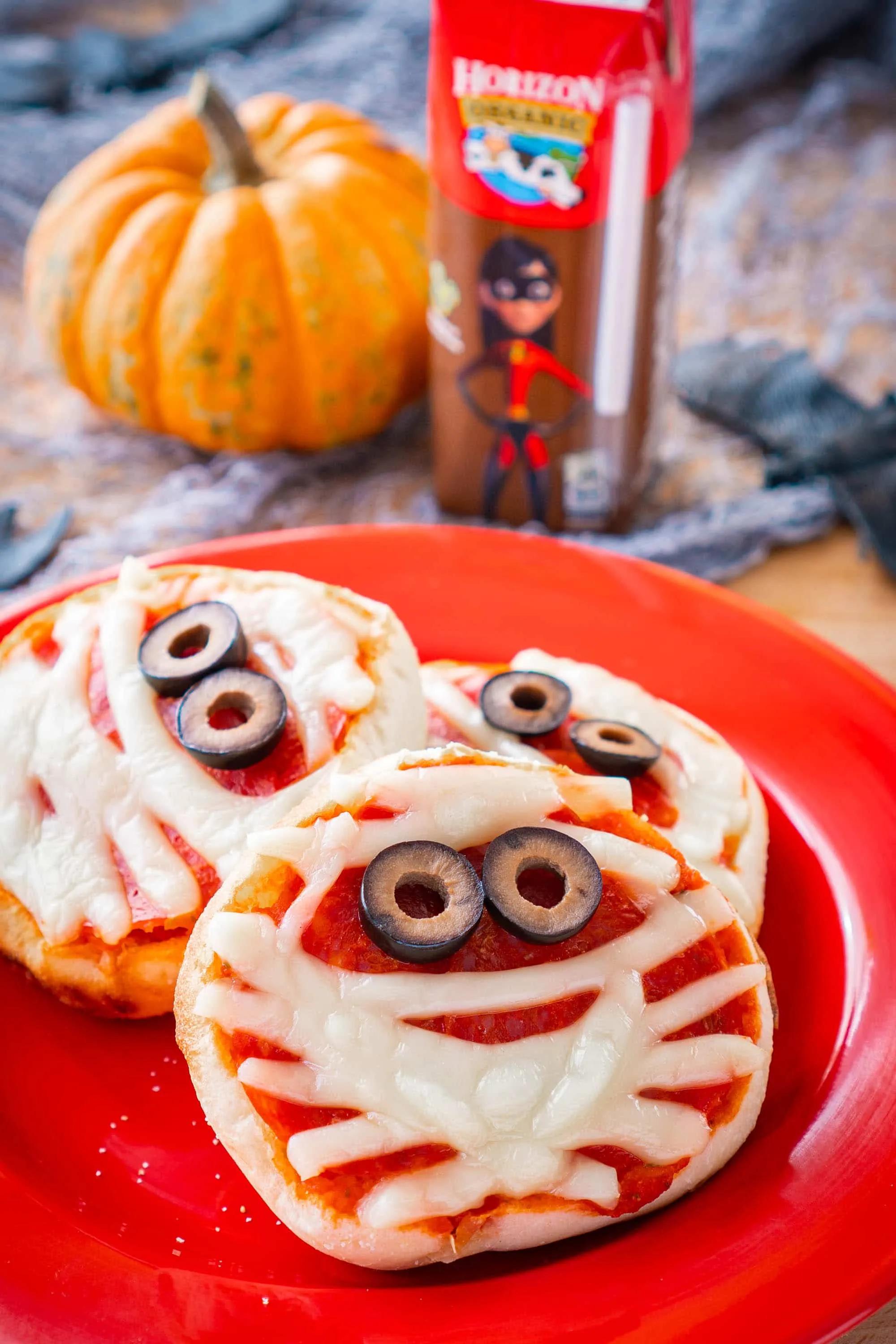 Halloween Pizza Mummy Kids Can Make Themselves! - Eating Richly