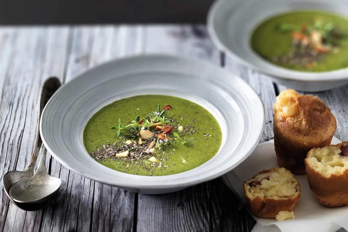 Grüne Suppe mit würzigem Muffin, Salsiz und Bergkäse | Rezept