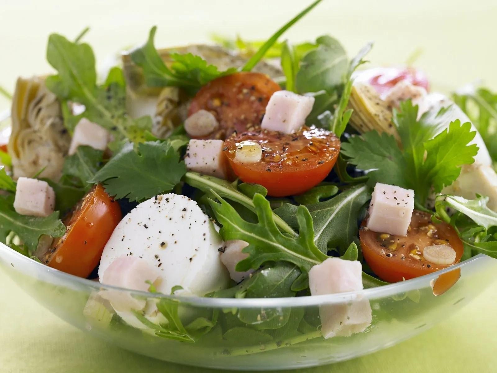 Bunter Salat mit Tomate und Mozzarella Rezept | EAT SMARTER