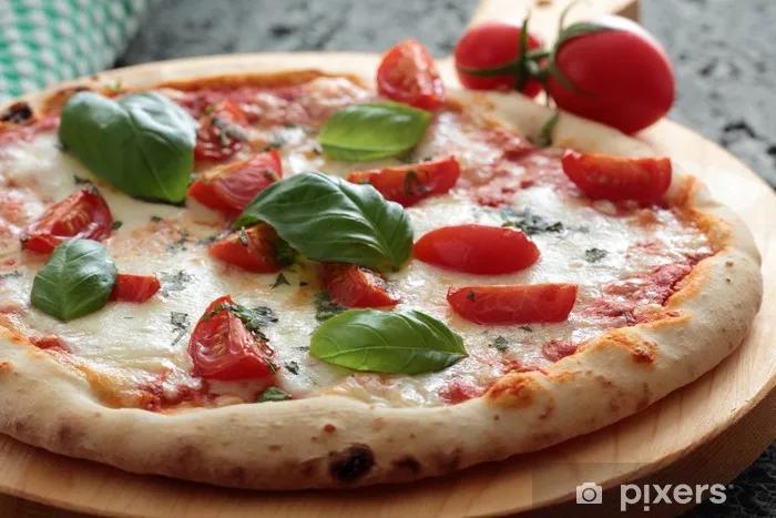 Fototapete Margherita Pizza mit frischen Tomaten und Basilikum - PIXERS.DE