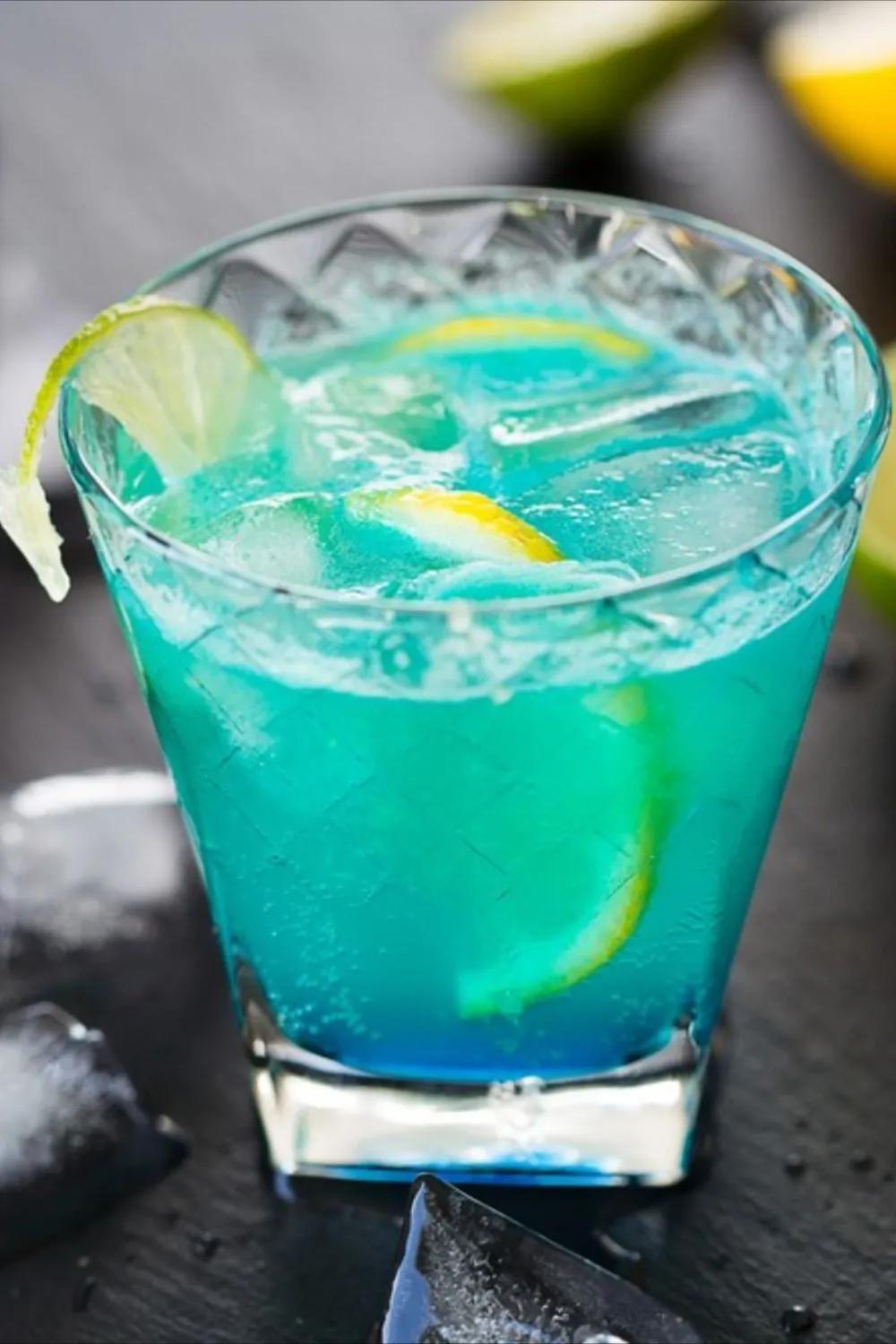 Diese Variante des berühmten Cocktails „Blaue Lagune“ ist für alle ...