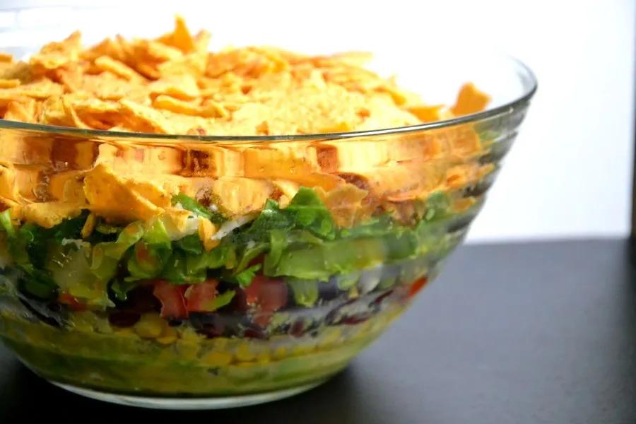 Mexikanisch inspirierter Nacho-Schichtsalat – Der perfekte Begleiter ...