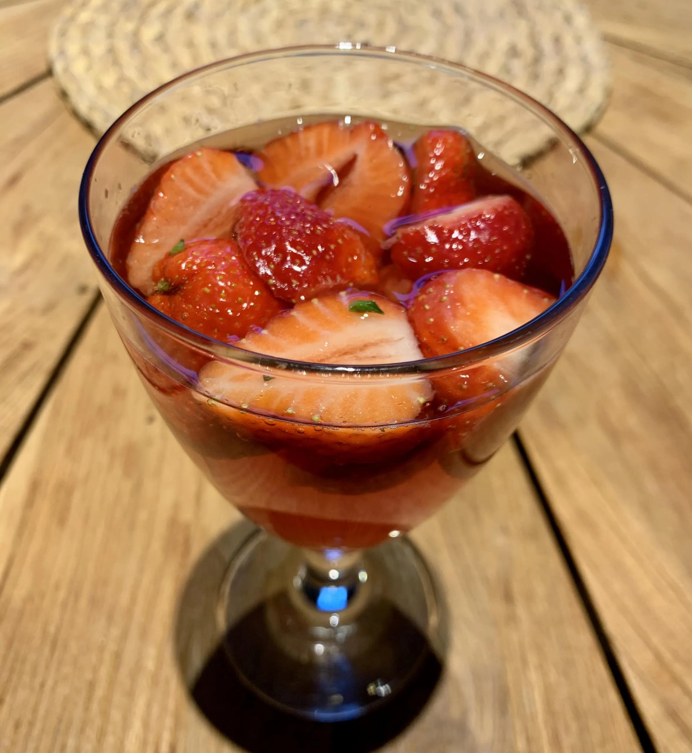 Erdbeerbowle mit Weißwein und Sekt, einfaches Rezept!