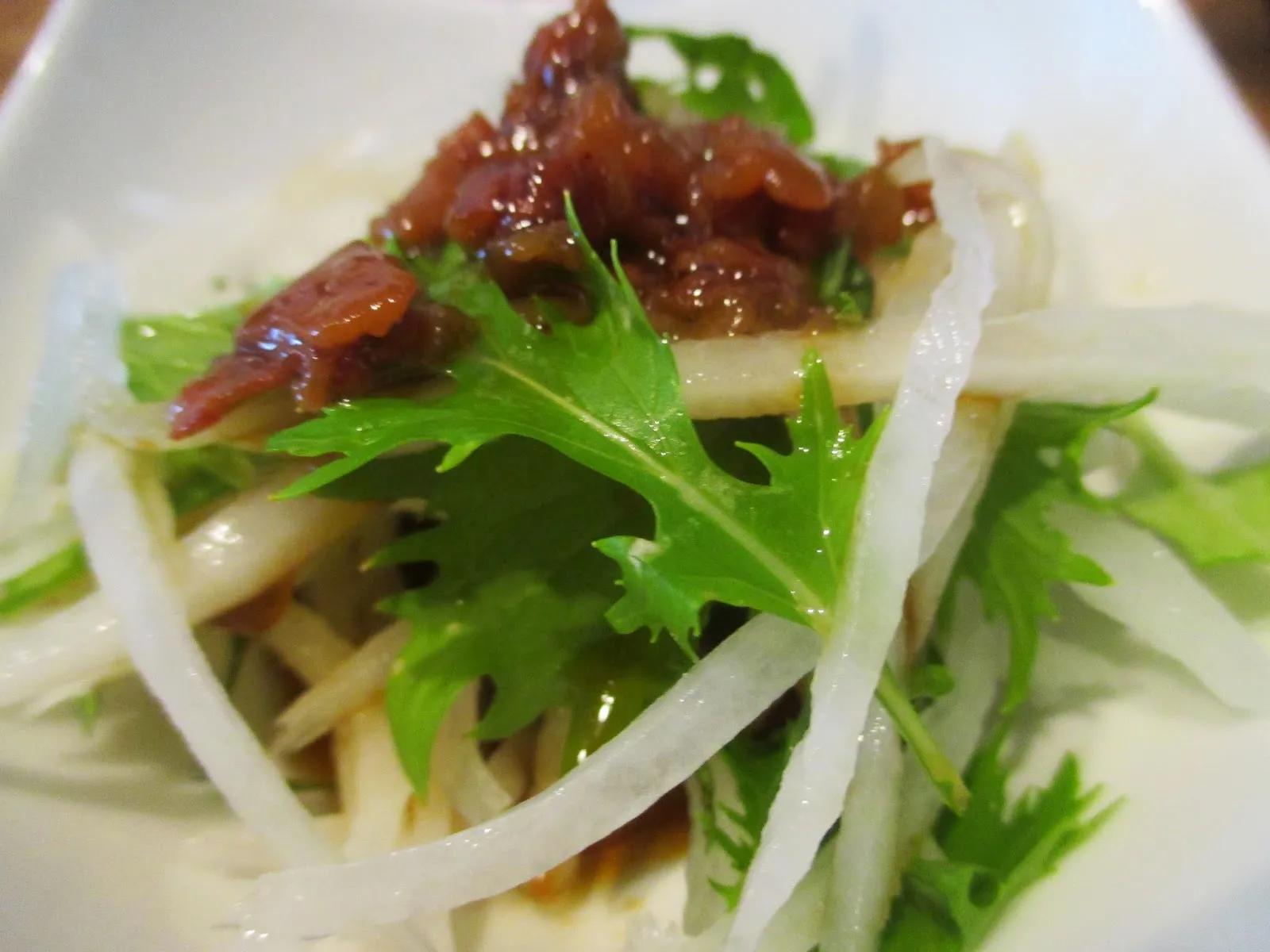 Otaku Family: Daikon-Mizuna Salat mit Umeboshi Dressing