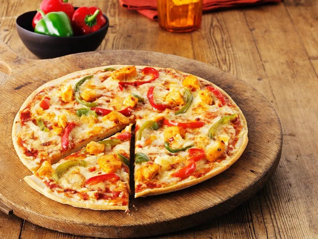 Scharf-würzige Pizza mit Hähnchen und … – Bild kaufen – 11335312 Image ...