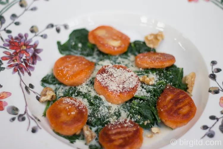 Selbstgemachte Gnocchi rossi &amp; Spinat mit Gorgonzolasauce und Walnüssen ...