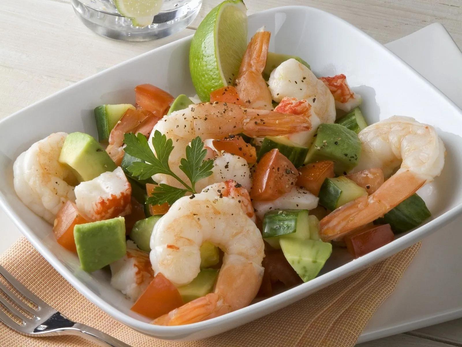 Avocado-Shrimps-Salat mit Paprika Rezept | EAT SMARTER