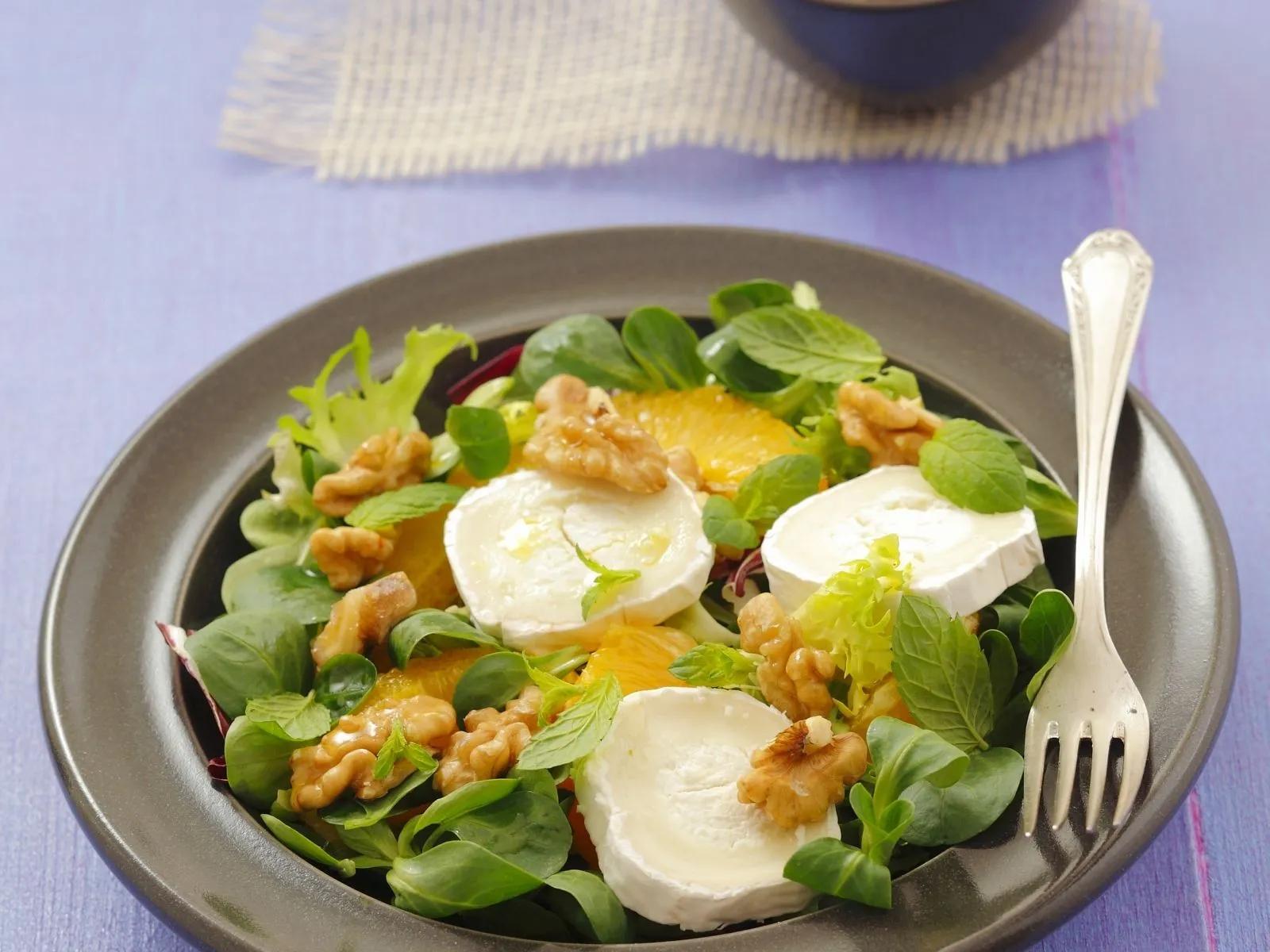 Grüner Salat mit Ziegenkäse, Orangen und Walnüssen Rezept | EAT SMARTER